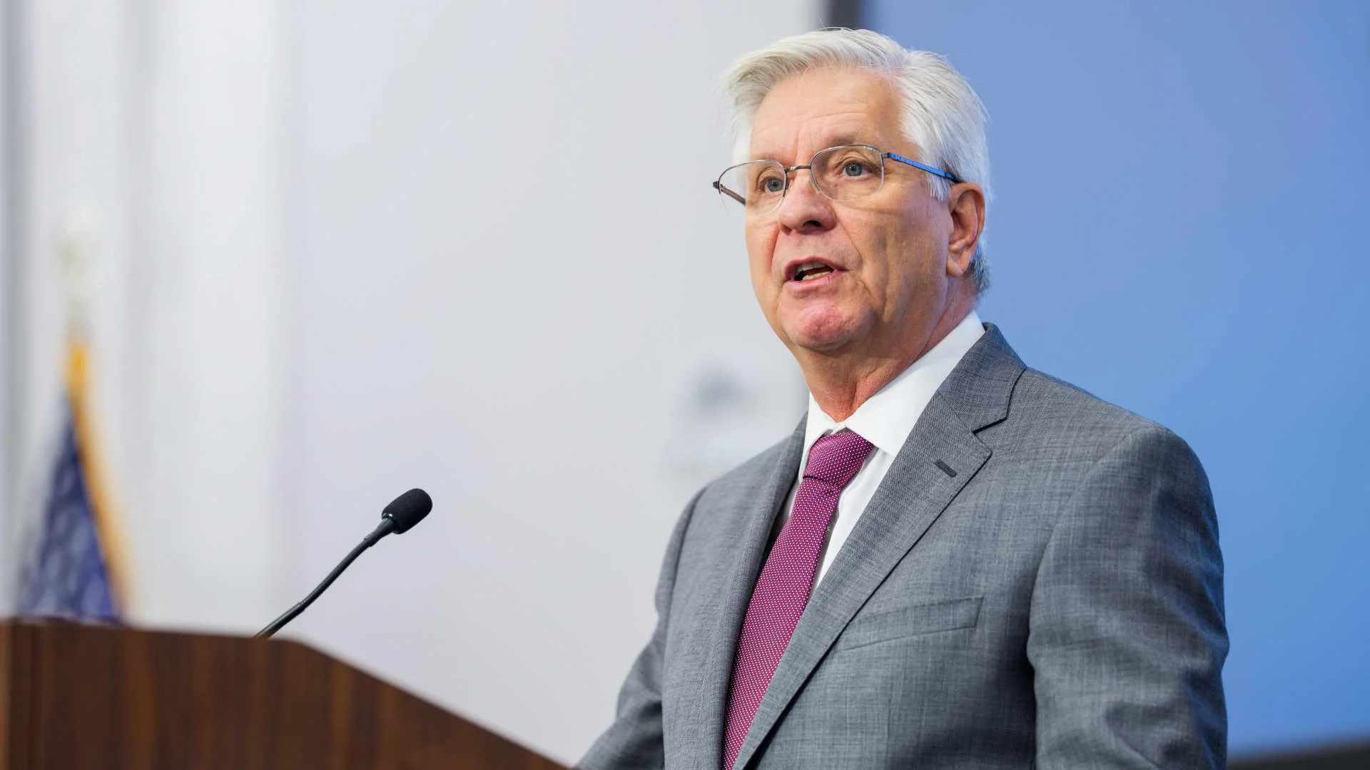 ФРС сохраняет осторожность: Уоллер о возможных снижениях ставок в конце года