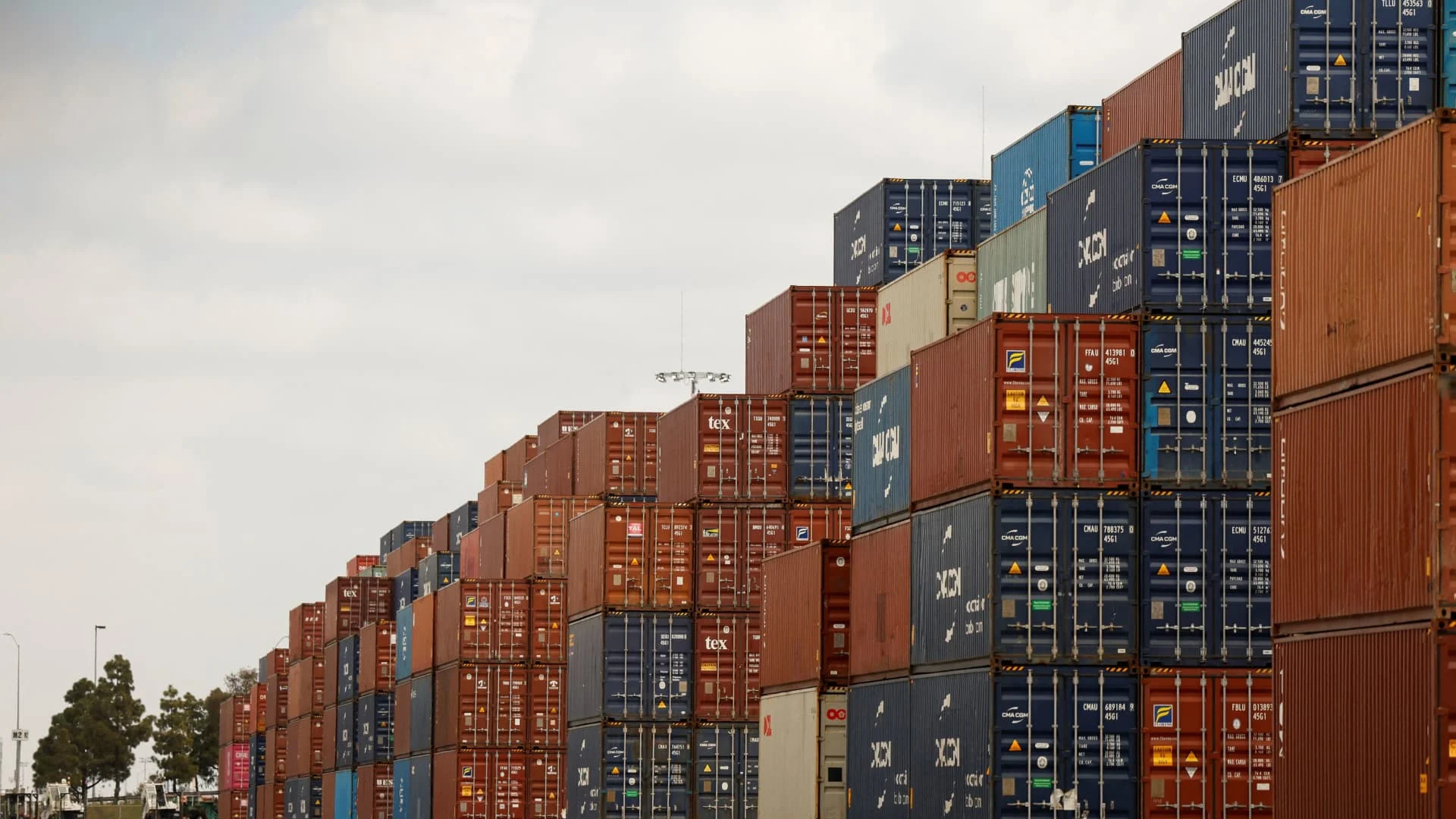 Ритейлеры предупреждают о росте цен из-за конфликта на Ближнем Востоке