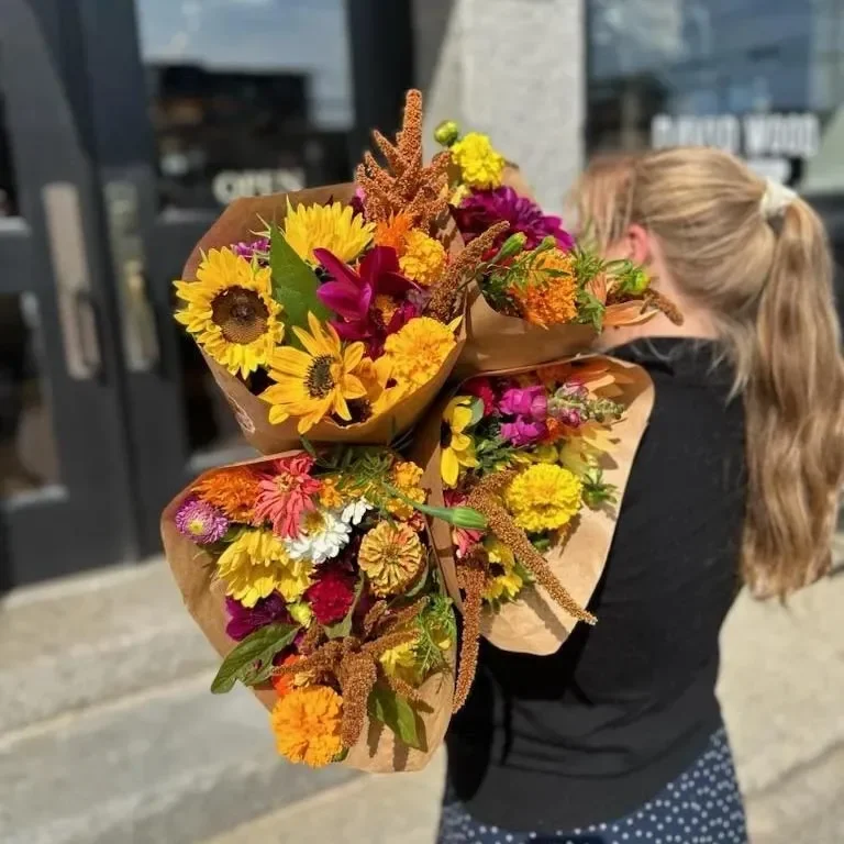 Цветочные подписки в Мэне: как поддержка местных фермеров укрепляет экономику