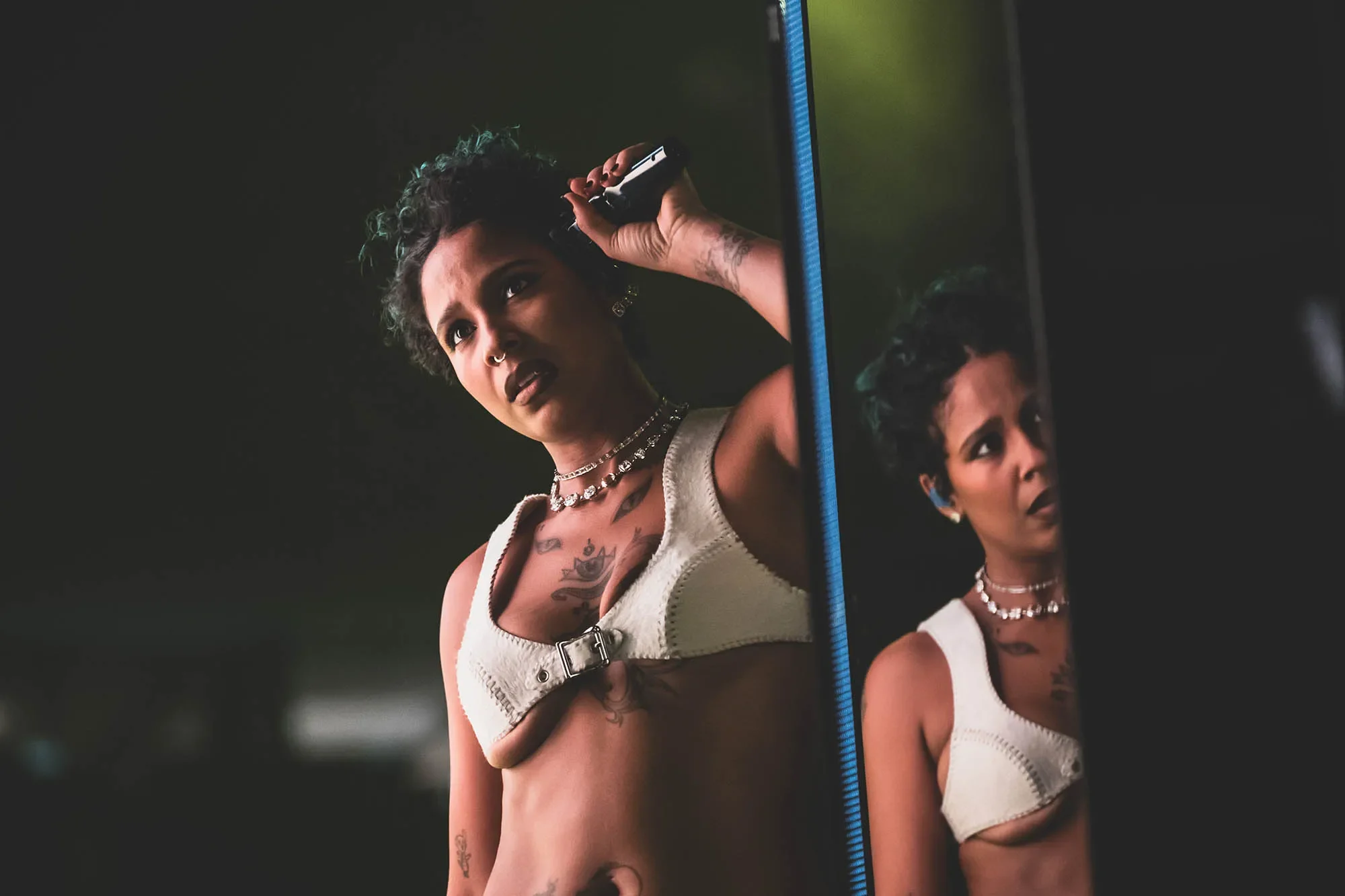 Токиша бреет голову на сцене и анонсирует дебютный альбом «Amor & Droga»