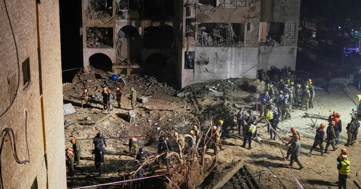 Иранские удары по городам у ядерного центра Израиля: десятки раненых