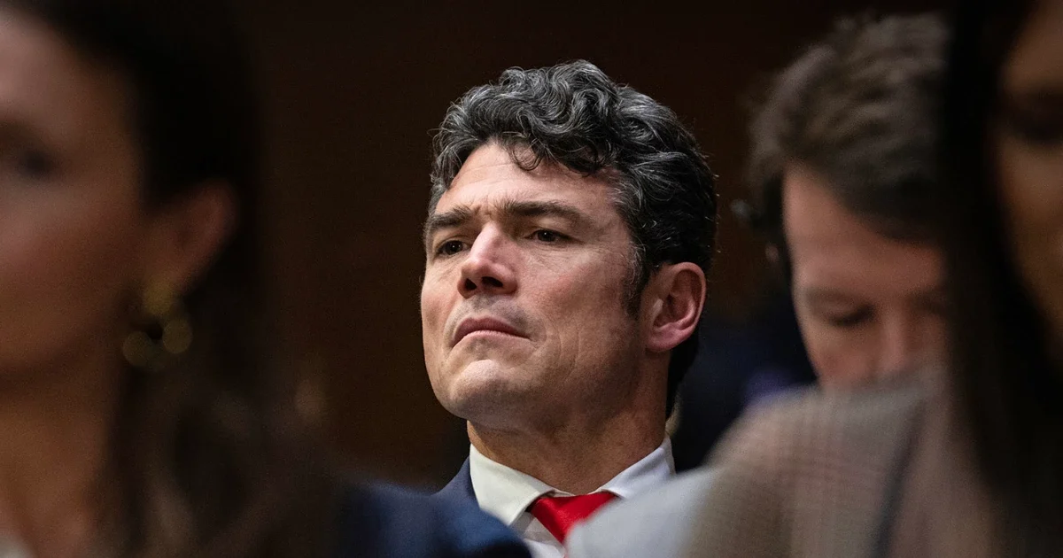 ФБР расследует утечку данных экс-чиновника Трампа, ушедшего из-за войны с Ираном