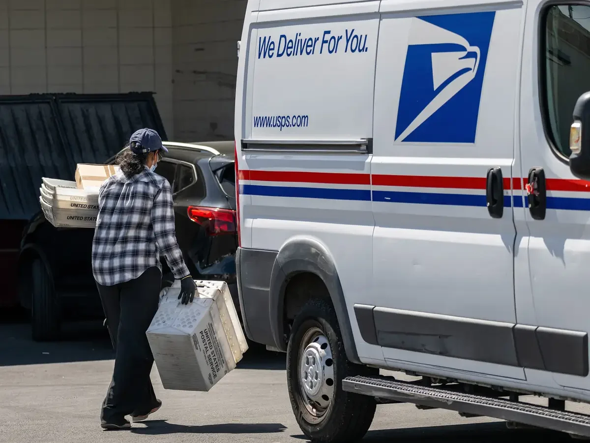 Почта США временно повысит цены на отправку посылок на 8%