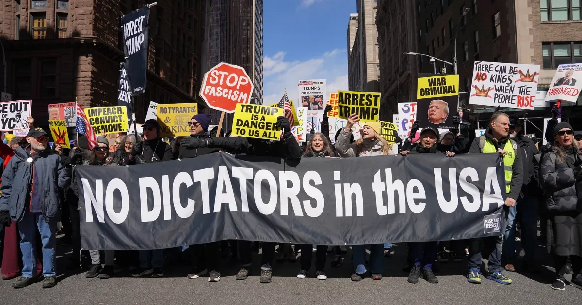 «Никаких королей» в Нью-Йорке: что движет участниками протеста — страх и надежда