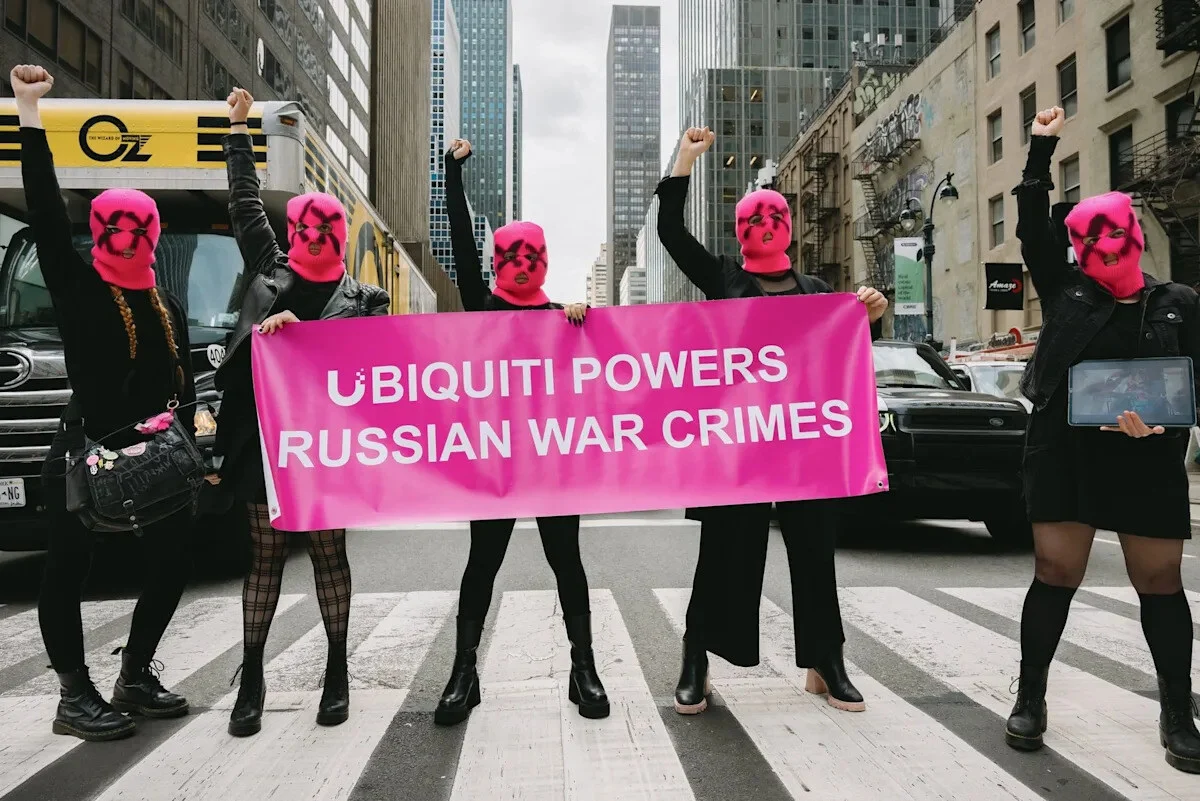 Технологии американской компании в российских военных преступлениях: Pussy Riot выходит на сцену