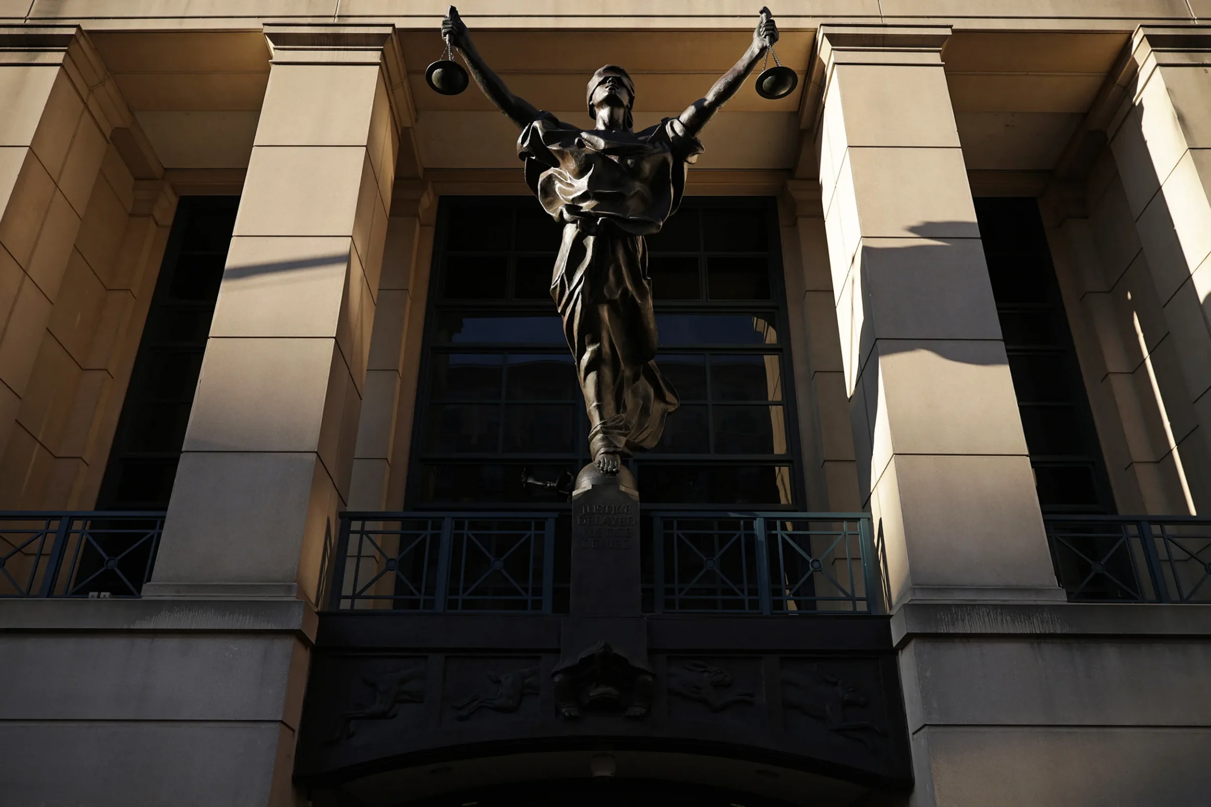 Как судья решает проблему возврата незаконных тарифов Трампа