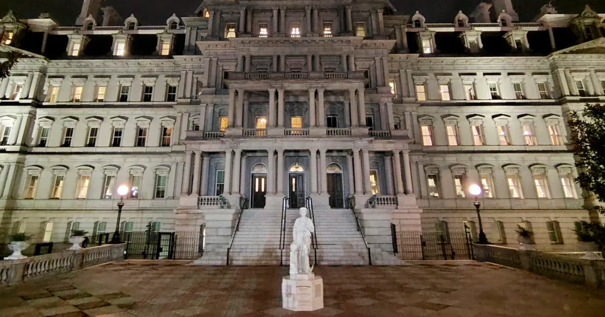 Статуя Колумба появилась у Белого дома по инициативе Трампа