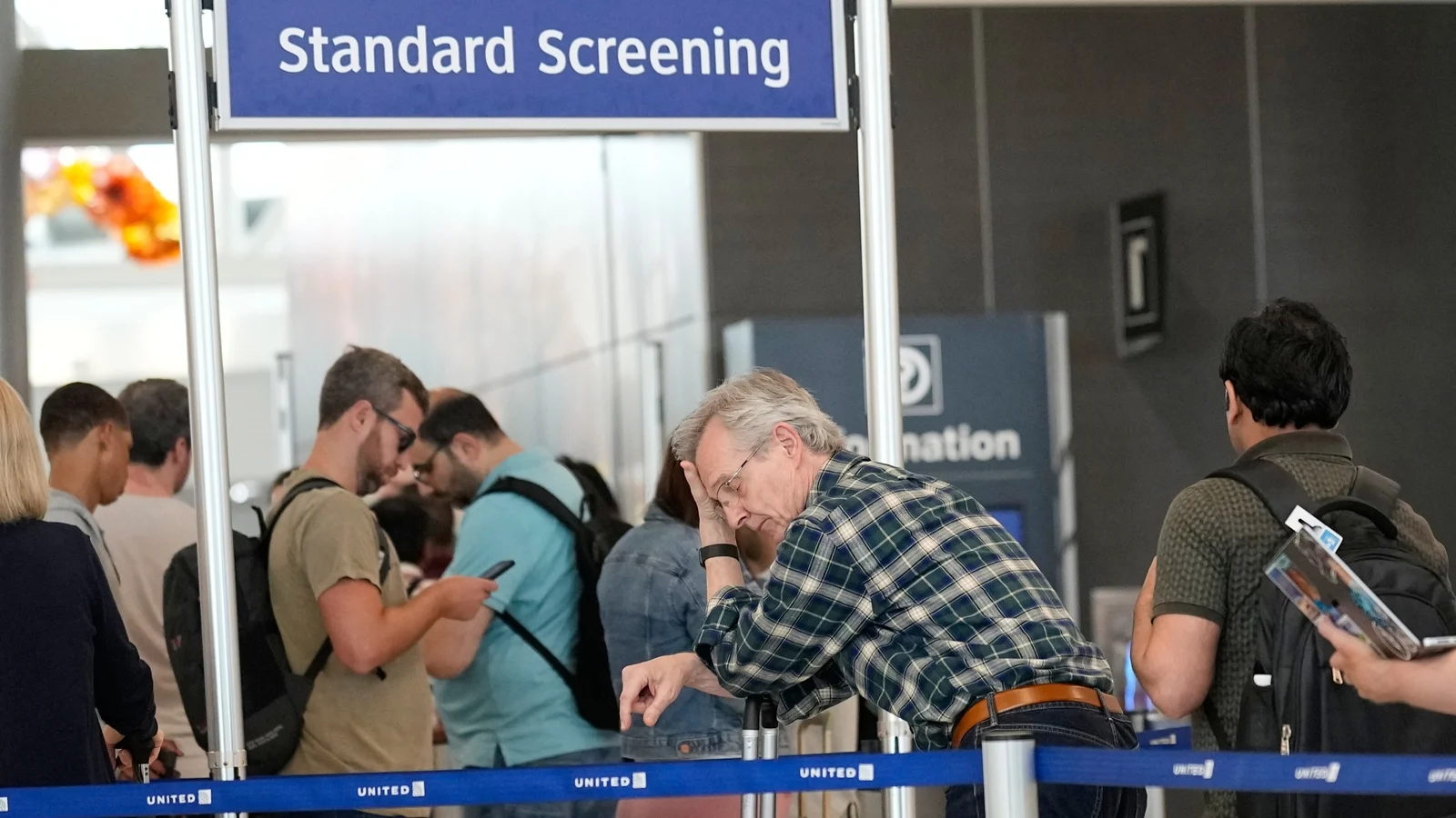 Указ Трампа о выплатах сотрудникам TSA: поможет ли это сократить очереди в аэропортах?