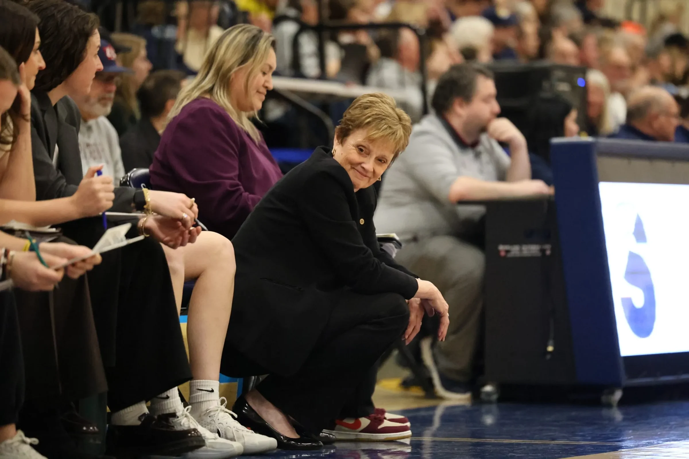 Легендарный тренер женской баскетбольной команды Springfield College завершает карьеру