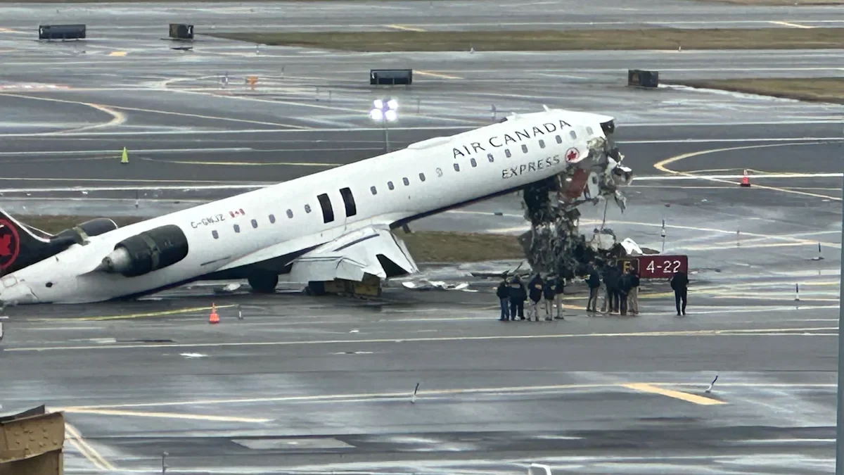 Стюардесса выжила в авиакатастрофе в Нью-Йорке, будучи пристегнутой к упавшему креслу
