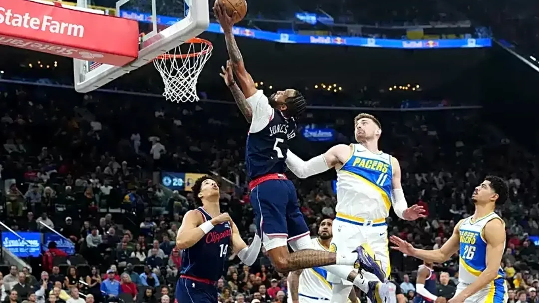 «Милуоки» без лидеров уступил «Клипперс», которые продлили победную серию до пяти матчей — 127:113