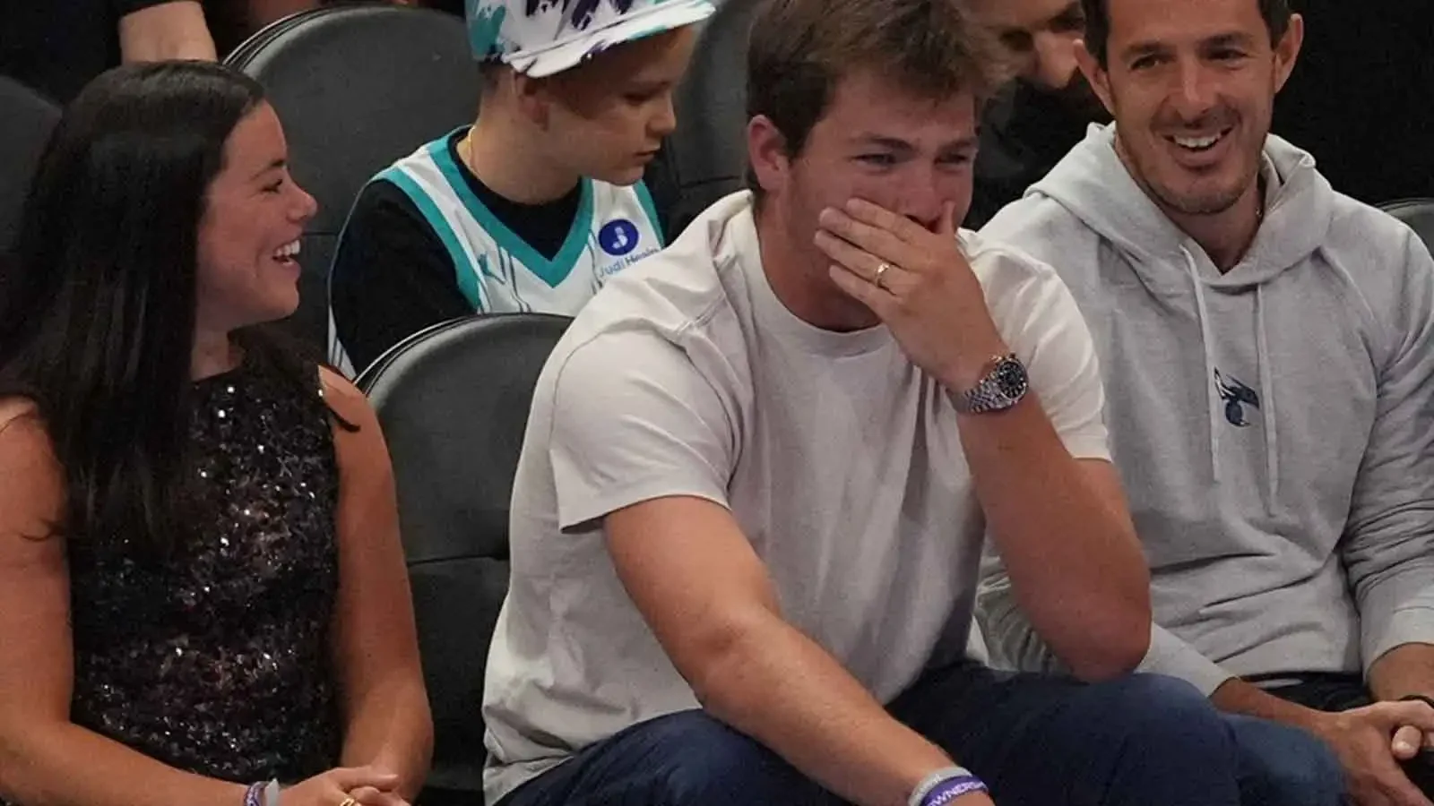 Дрейк Мэй бросает тачдауны болельщикам на матче НБА