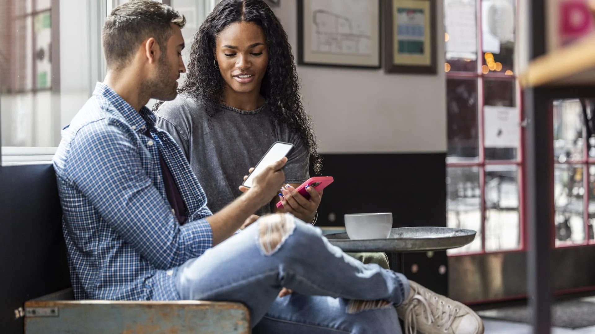 Друзья должны мне денег уже 8 месяцев: как попросить и не испортить отношения?