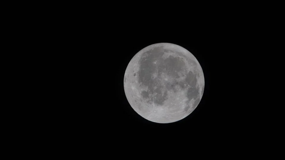 Экипаж Artemis II показал невиданную ранее сторону Луны: новые фото с борта Orion