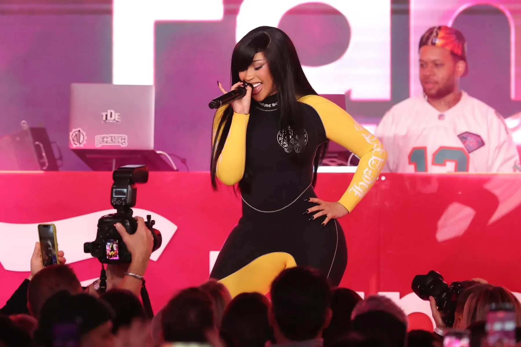 Секретные гости Cardi B на туре Little Miss Drama: кого уже видели на сцене