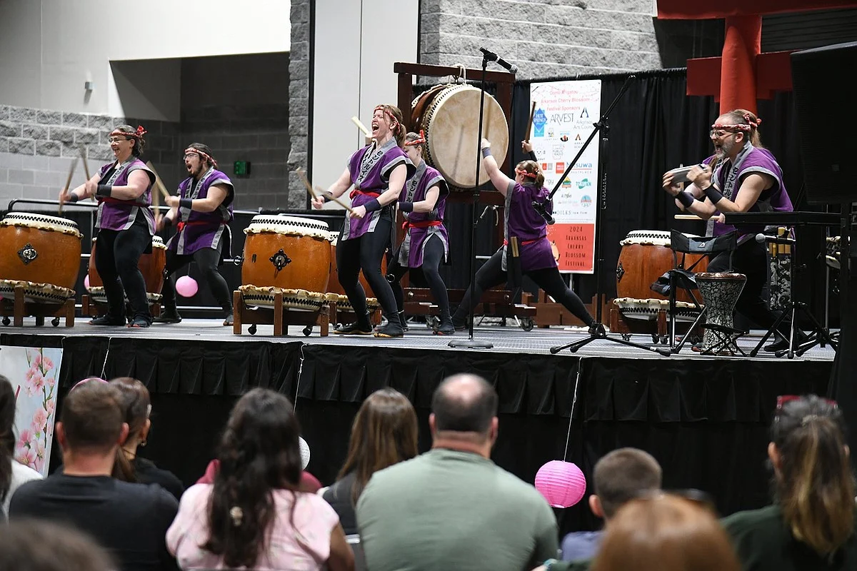 Праздник цветения сакуры в Хот-Спрингс: мечи, барабаны и дружба с Японией