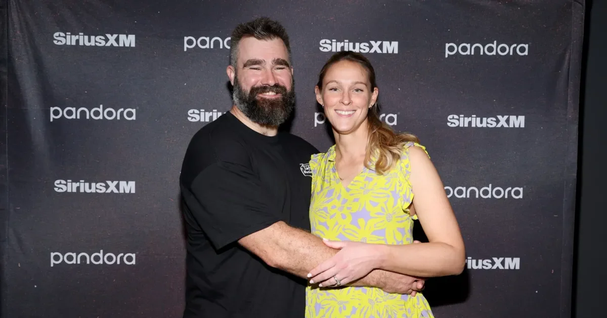 Джейсон Келси хотел назвать щенка «Майк Дропз»: жена Кили забраковала все варианты