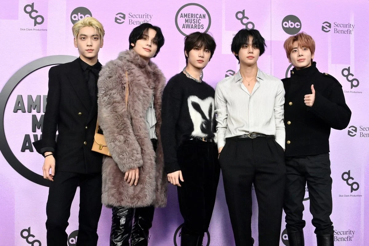 TXT выпустили новый мини-альбом «7th Year» и клип на песню «Stick with You»