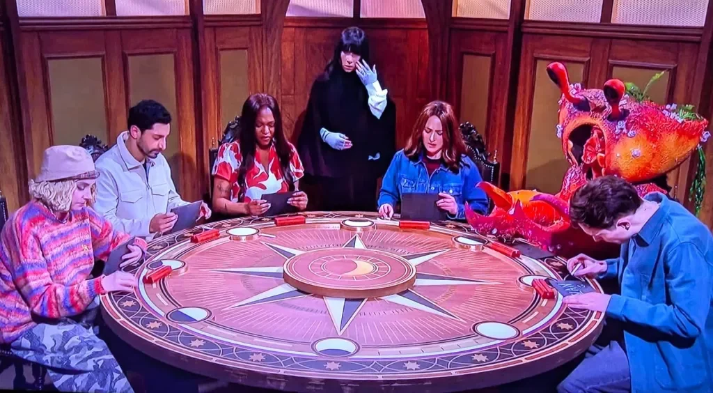 «SNL UK» высмеивает «Предателей»: скандал с расовой предвзятостью в реалити-шоу