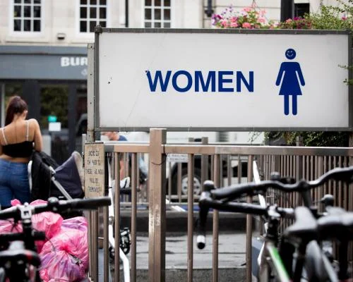 Англия сталкивается с «туалетными пустынями»: число общественных уборных сократилось на 14%