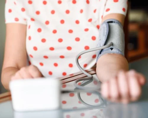 Домашний контроль давления после беременности с гипертонией: снижение рисков инфаркта и инсульта