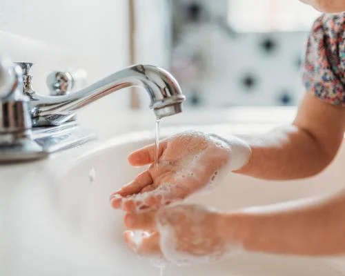 Дети и уход за кожей: пора ли беспокоиться родителям?