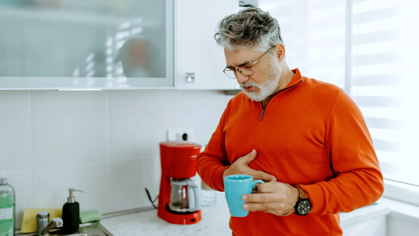 Почему с возрастом чаще болит живот: объясняет гастроэнтеролог