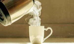 Почему горячая вода становится утренним ритуалом для многих