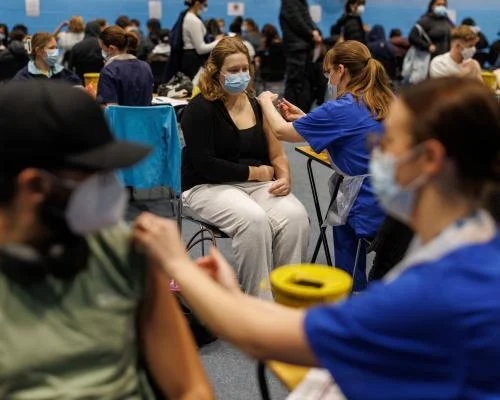 Три случая менингита B в Дорсете: вакцинация для молодежи и меры предосторожности