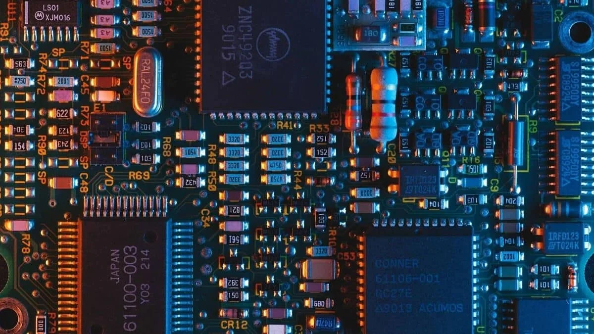 Квантовый механизм деградации электроники: одиночные электроны разрывают связи