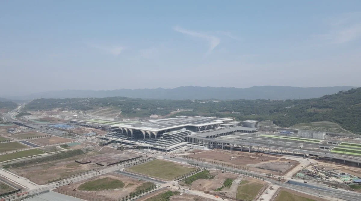 Китай открыл крупнейший в мире высокоскоростной вокзал в Чунцине: площадь как три Ватикана