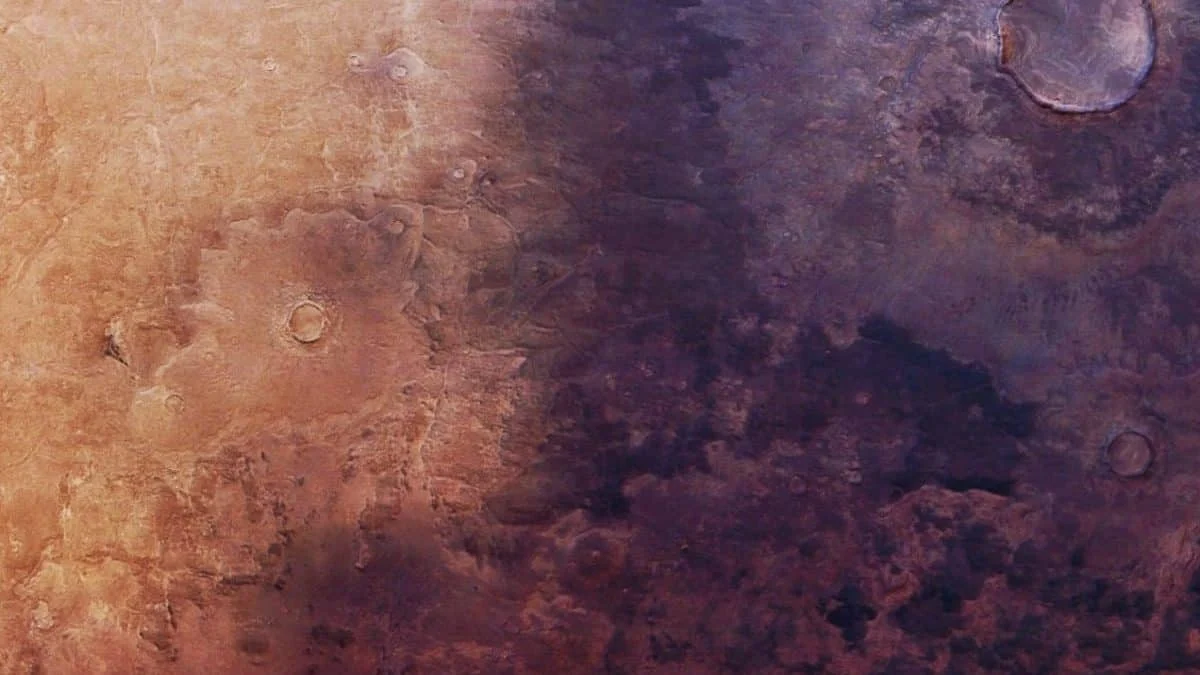 Темная область на Марсе стремительно расширяется: новые данные с орбитального аппарата