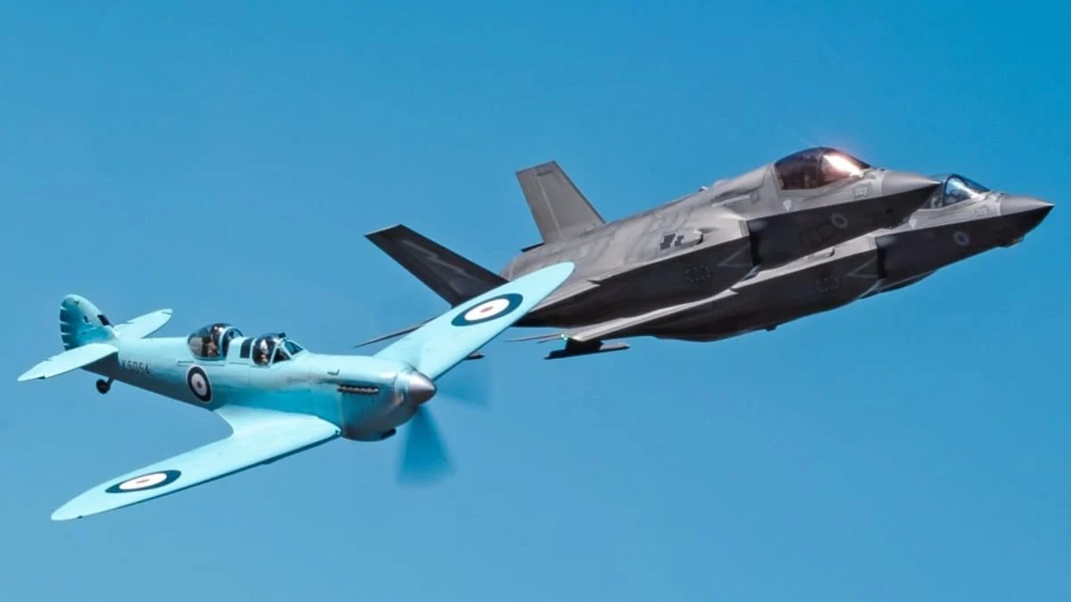 «Спитфайр» отметил 90-летие совместными полетами с современными истребителями Великобритании