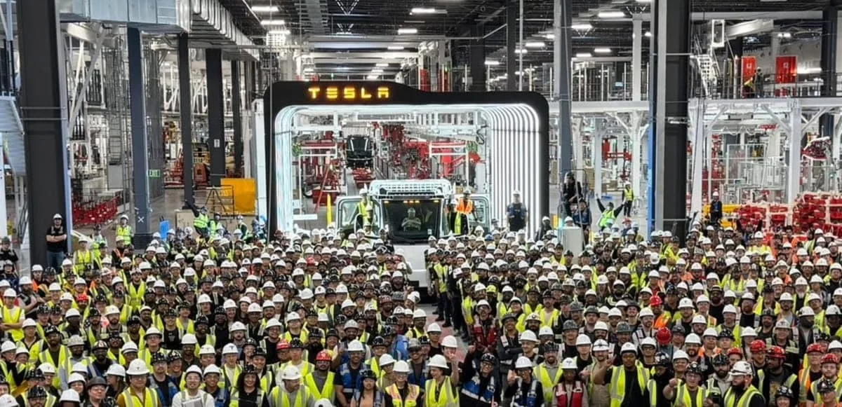 Tesla начала массовый выпуск электрического грузовика Semi: 50 000 машин в год