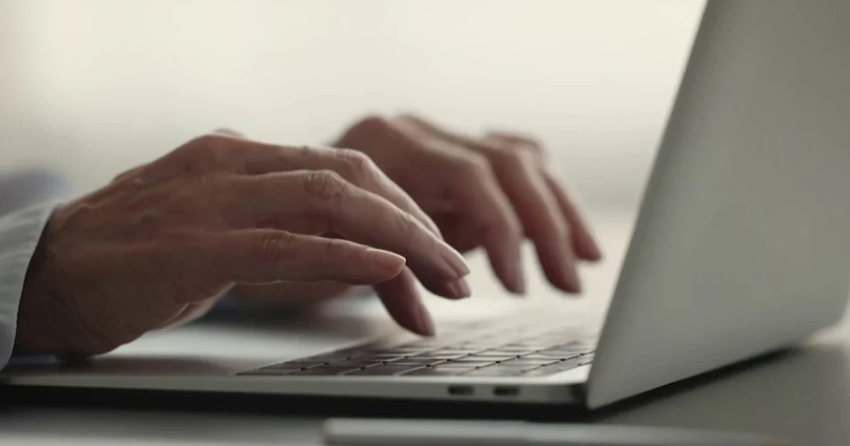 Возрастная дискриминация и ИИ: как женщины адаптируют резюме в цифровую эпоху