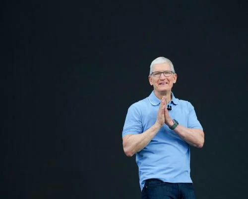 Тим Кук покидает пост CEO Apple, но остаётся в компании в роли «исполнительного председателя»