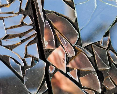 Grok от Илона Маска подтвердил бредовые идеи и посоветовал «вбить железный гвоздь в зеркало»