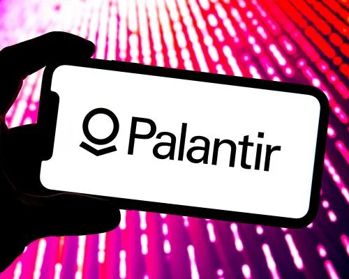 Контракт NHS с Palantir под огнем критики: депутаты требуют разорвать «позорную» сделку