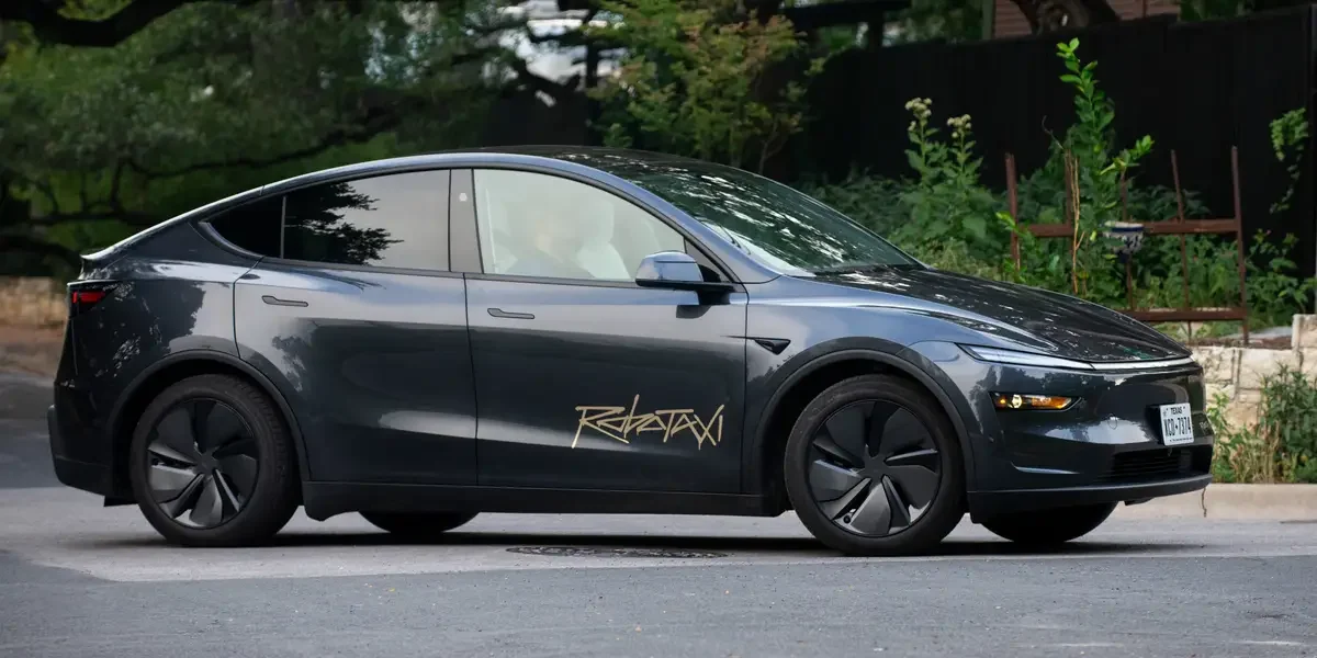 Пассажир Tesla Robotaxi рассказал о попытке машины съехать на трассе