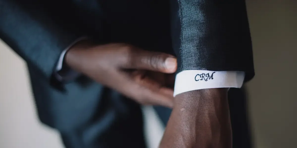 Монограммы в мужской моде: от утилитарной метки к символу статуса